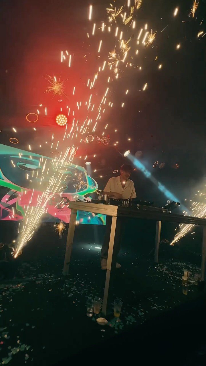 Gui Coelho com pirotecnia no palco