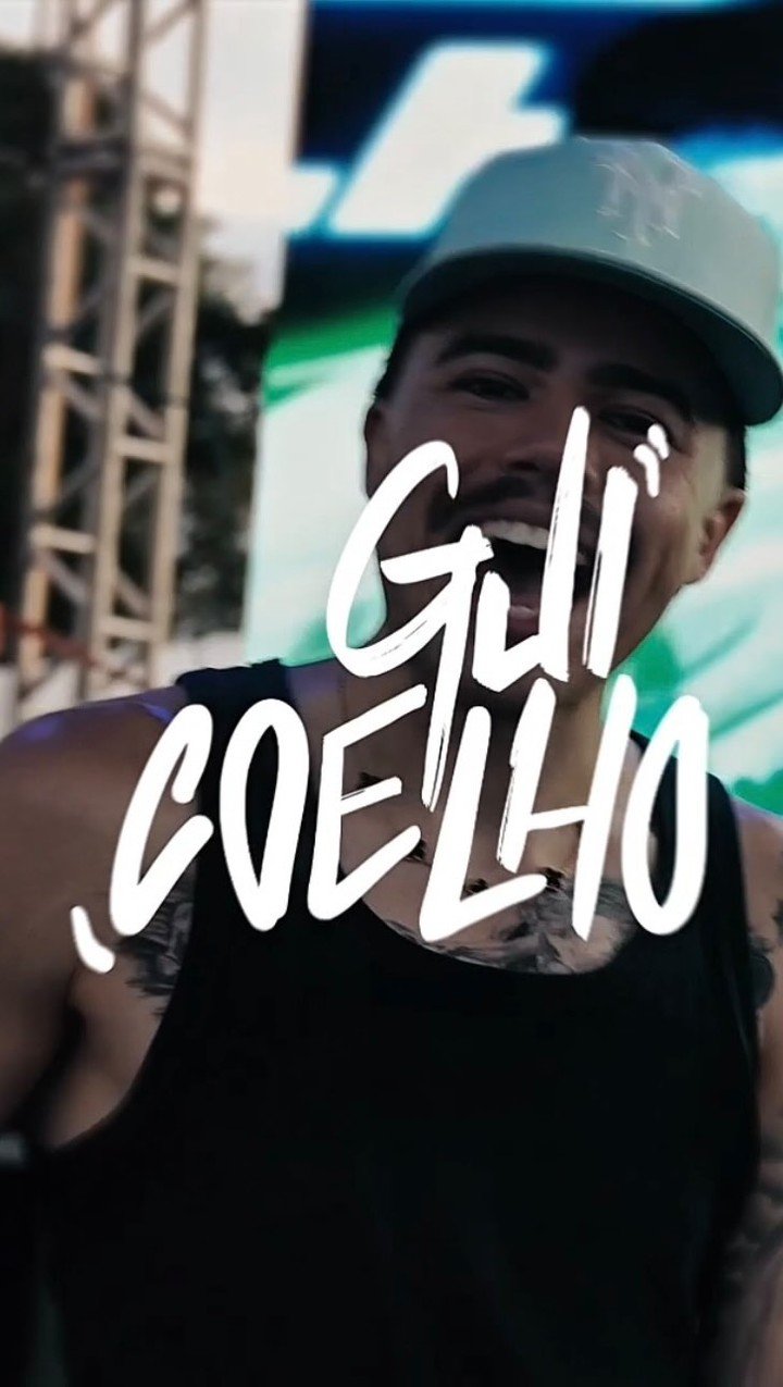 Gui Coelho de costas com plateia